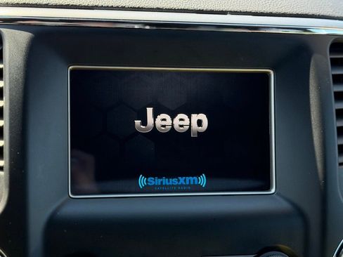 Used 2018 Jeep Grand Cherokee Laredo image 11