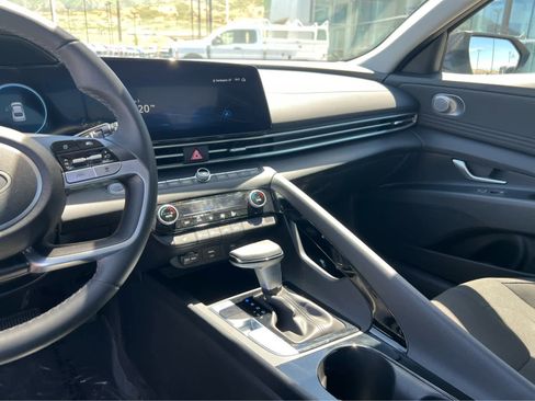 Used 2025 Hyundai Elantra SEL FWD image 35