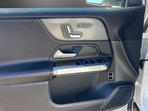 Used 2023 Mercedes-Benz GLB 250 4MATIC w/ Premium Package image 10