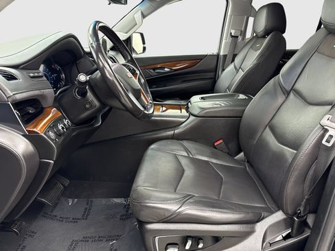 Used 2018 Cadillac Escalade Luxury AWD/4WD image 17