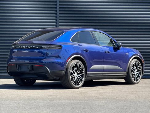 Certified 2025 Porsche Macan 4 Electric AWD/4WD image 9