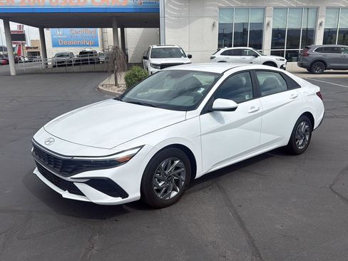Used 2025 Hyundai Elantra Blue image 2