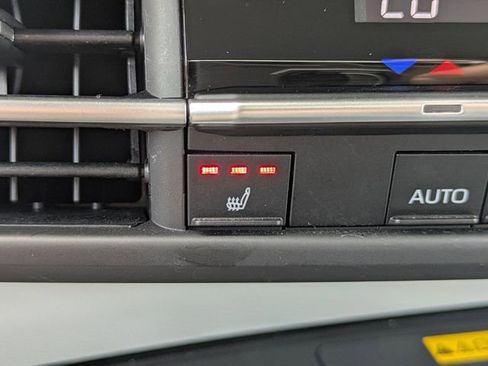 Used 2025 Toyota Sienna XLE FWD image 25