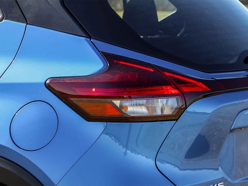 Used 2021 Nissan Kicks S image 19