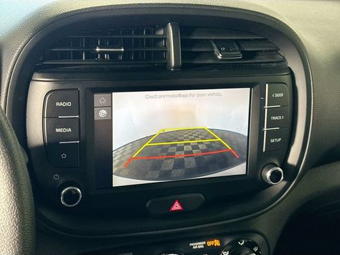 Used 2025 Kia Soul LX w/ LX Technology Package FWD image 16