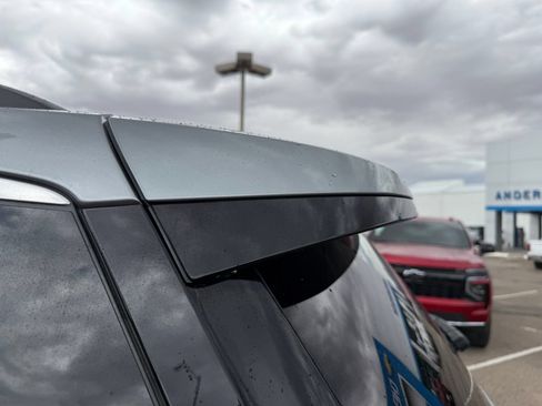 Used 2025 Chevrolet Traverse LT FWD image 8