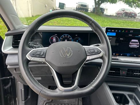 Used 2025 Volkswagen Tiguan SE w/ Panoramic Sunroof Package AWD/4WD image 13