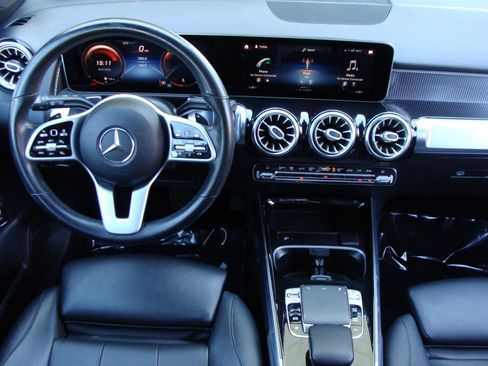 Used 2020 Mercedes-Benz GLB 250 4MATIC w/ Premium Package image 13
