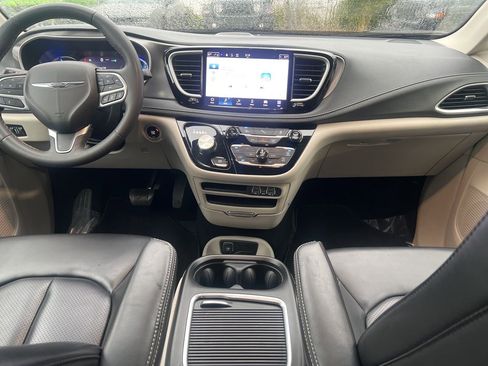 Used 2023 Chrysler Pacifica Touring-L FWD image 28