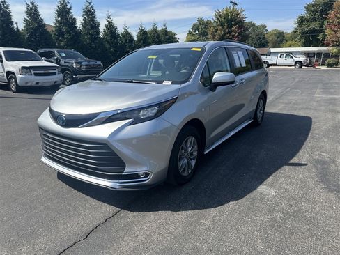 Used 2024 Toyota Sienna XLE image 4