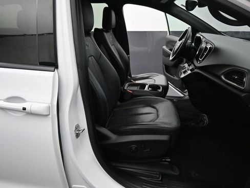 Used 2019 Chrysler Pacifica Touring-L w/ Advanced Safetytec Group image 46