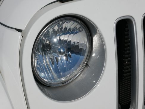 Used 2018 Jeep Wrangler Sahara w/ Connectivity Group image 16