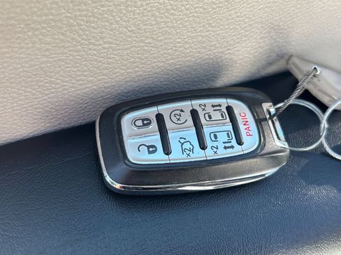 Used 2023 Chrysler Pacifica Touring-L FWD image 22