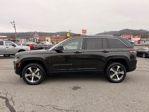 Used 2023 Jeep Grand Cherokee Limited w/ Luxury Tech Group II image 3