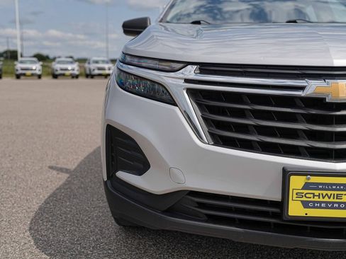 Used 2022 Chevrolet Equinox LS AWD/4WD image 3