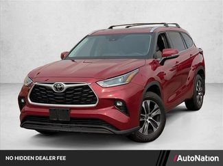 Used 2021 Toyota Highlander XLE AWD/4WD video 1