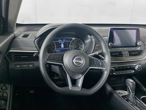Used 2024 Nissan Altima 2.5 SV FWD image 18