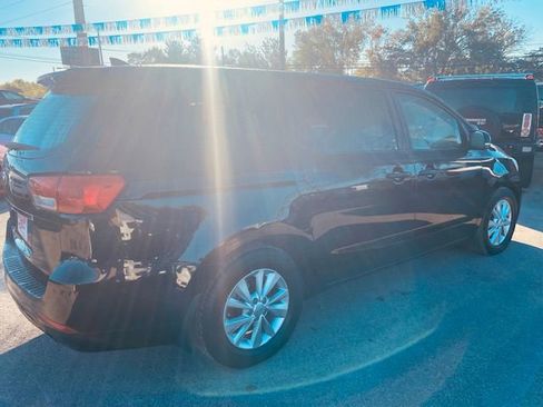 Used 2016 Kia Sedona L image 4