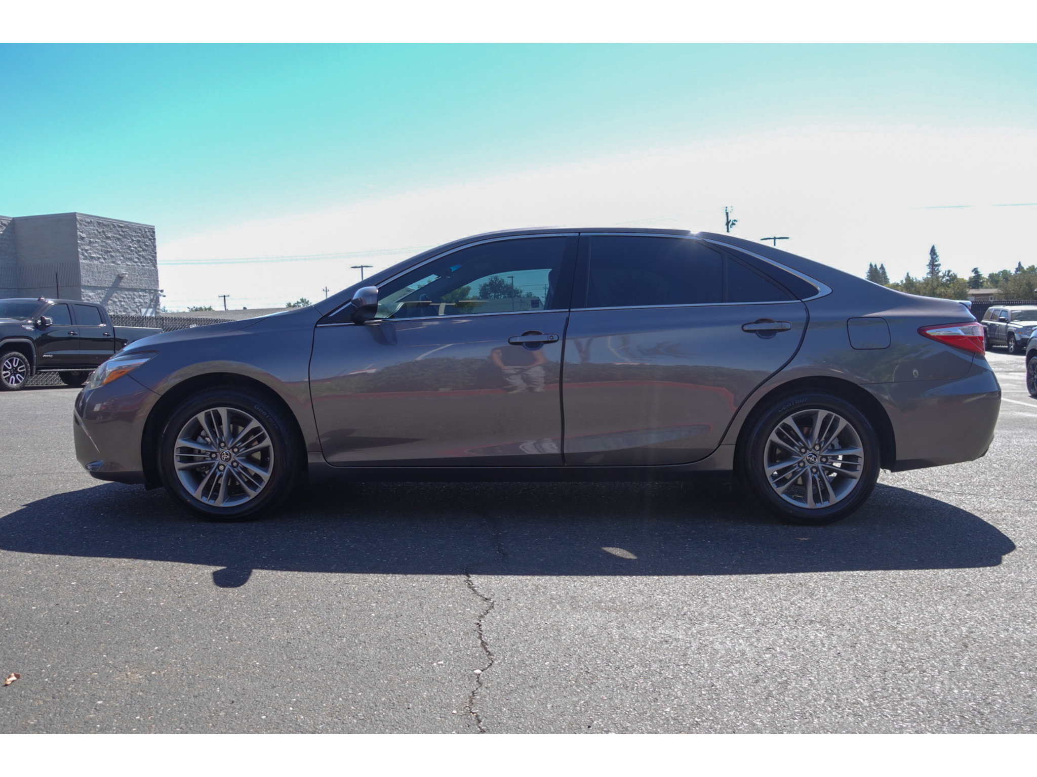 Used 2017 Toyota Camry SE FWD image 6