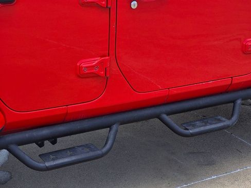 Used 2018 Jeep Wrangler Unlimited Sahara AWD/4WD image 9