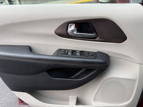 Used 2019 Chrysler Pacifica Touring-L Plus w/ Advanced Safetytec Group image 43