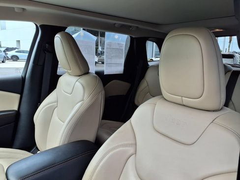 Used 2017 Jeep Cherokee Limited FWD image 26