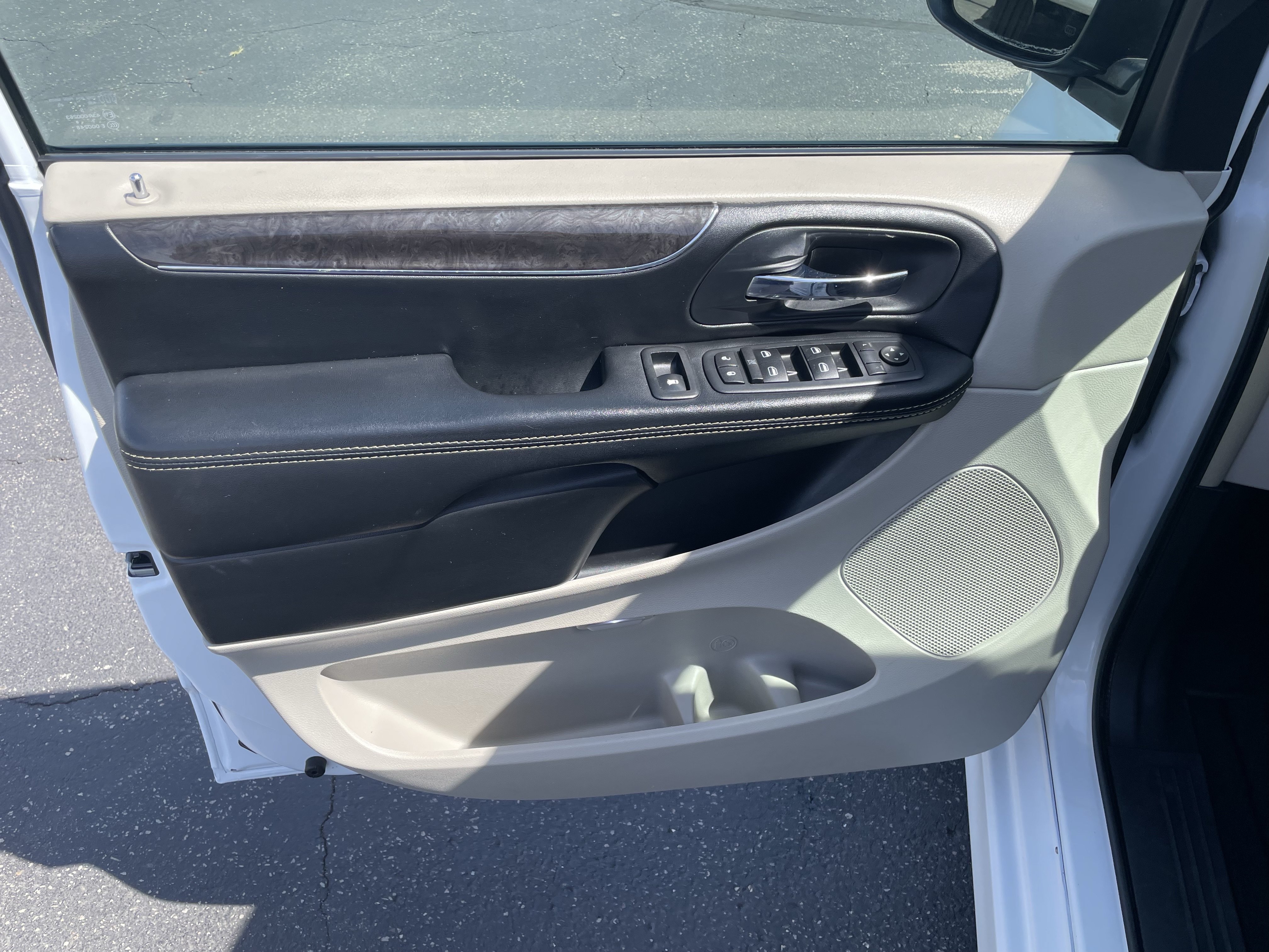 Used 2016 Chrysler Town & Country Touring FWD image 11