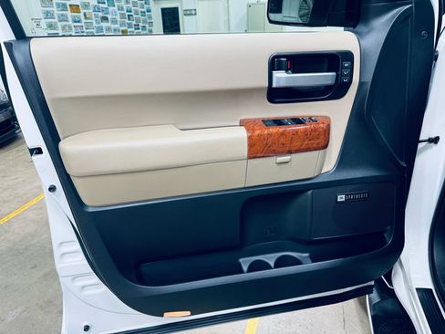 Used 2020 Toyota Sequoia Platinum image 29