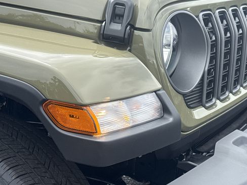 New 2025 Jeep Gladiator Sport image 10