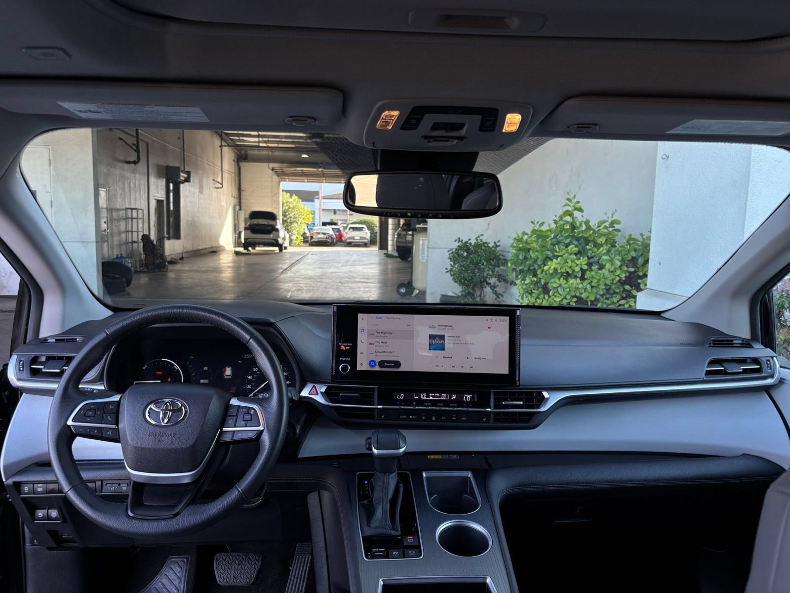 Used 2025 Toyota Sienna XLE FWD image 35