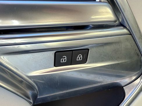 Used 2025 Land Rover Range Rover Long Wheelbase SE image 18