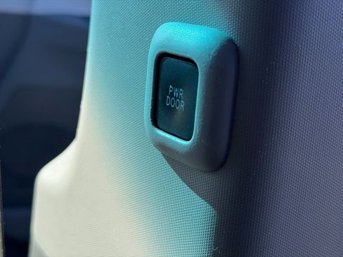 Used 2016 Toyota Sienna LE image 31