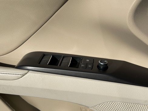Used 2022 Toyota Camry XLE w/ Navigation Package FWD image 19