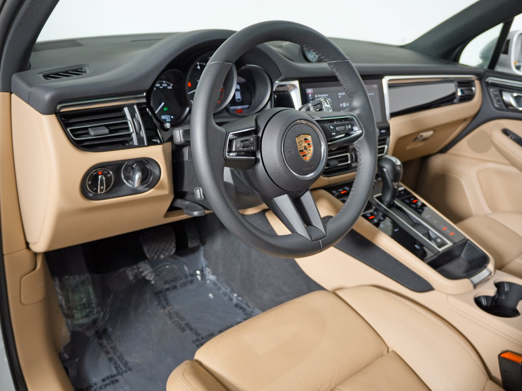 Certified 2025 Porsche Macan AWD/4WD image 4