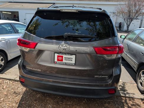 Used 2019 Toyota Highlander XLE AWD/4WD image 3