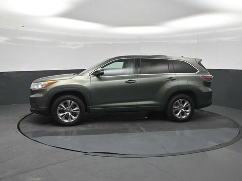 Used 2016 Toyota Highlander Plus FWD image 4