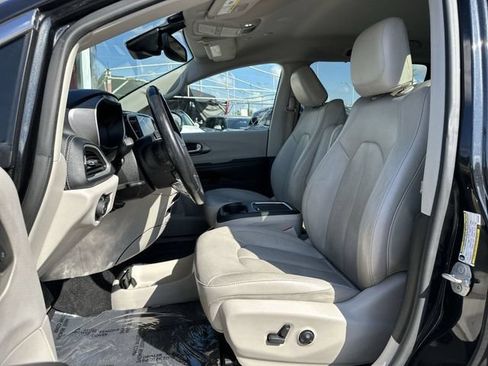 Used 2021 Chrysler Pacifica Touring-L FWD image 14