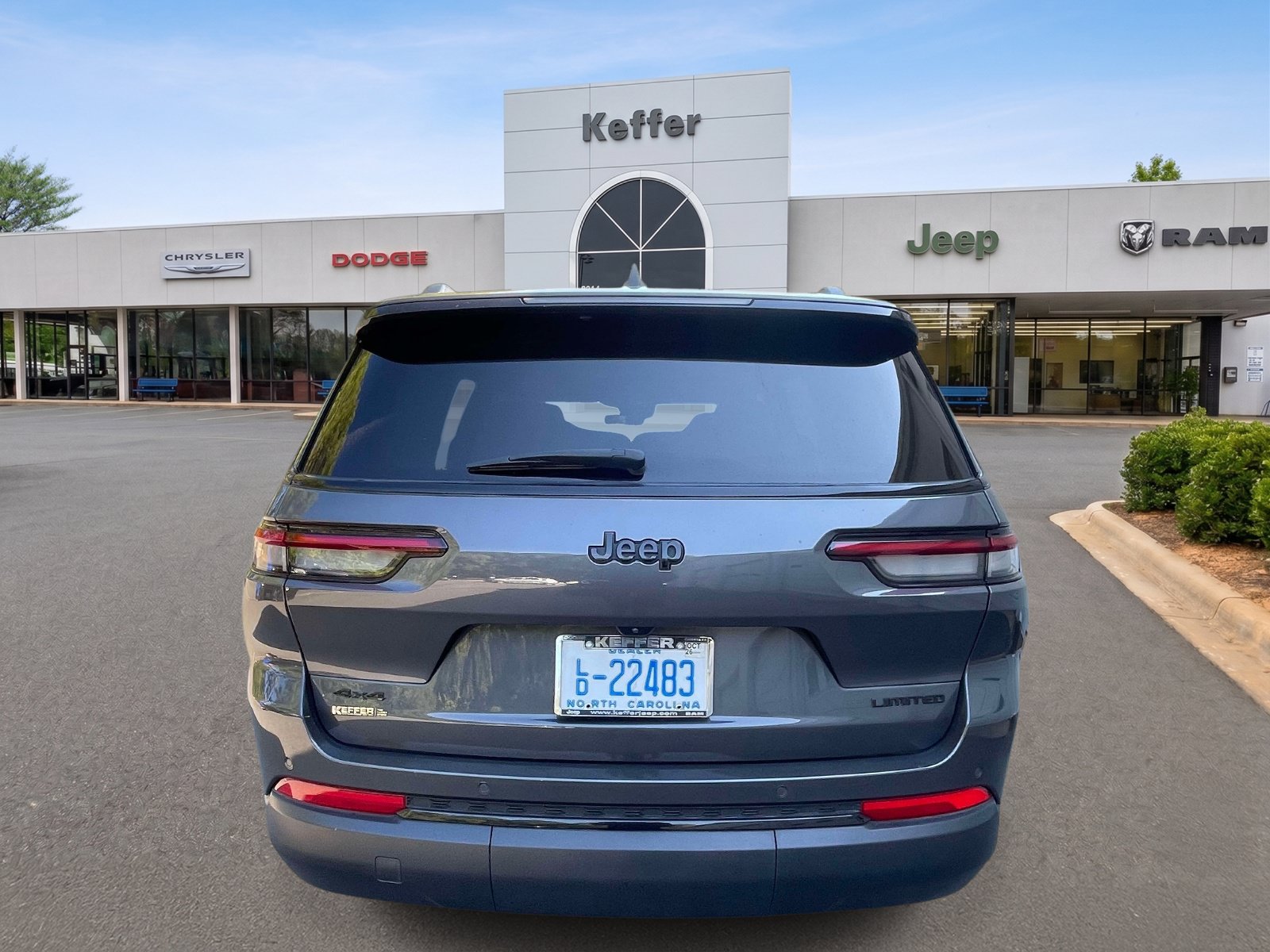 Used 2025 Jeep Grand Cherokee L Limited w/ Black Appearance Package AWD/4WD image 5