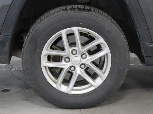 Used 2023 Jeep Grand Cherokee L Laredo image 14