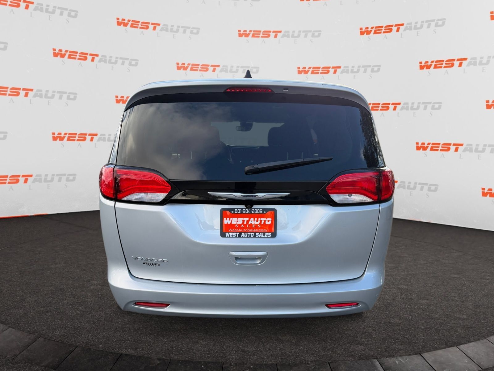 Used 2023 Chrysler Voyager LX FWD image 4