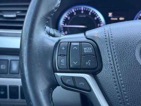 Used 2019 Toyota Highlander XLE AWD/4WD image 19
