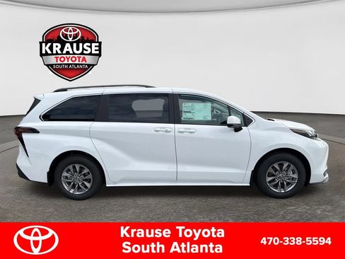 New 2026 Toyota Sienna LE FWD image 4