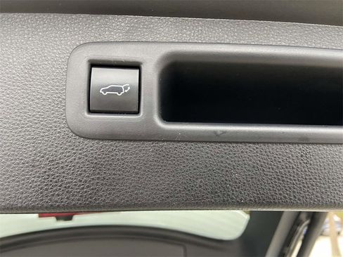 Used 2021 Toyota Highlander XLE image 10