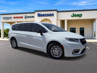 New 2026 Chrysler Pacifica Select