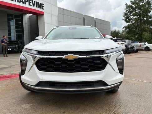 Used 2025 Chevrolet Trax LT FWD image 3