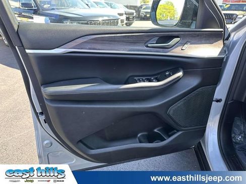Used 2023 Jeep Grand Cherokee L Limited AWD/4WD image 13