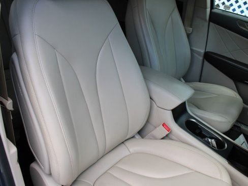 Used 2018 Lincoln MKC Premiere FWD image 10