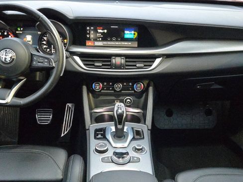 Used 2022 Alfa Romeo Stelvio Veloce image 20