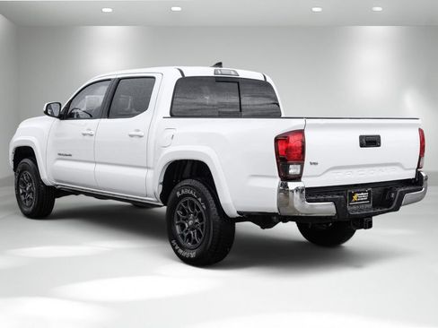 Used 2018 Toyota Tacoma SR5 RWD image 8