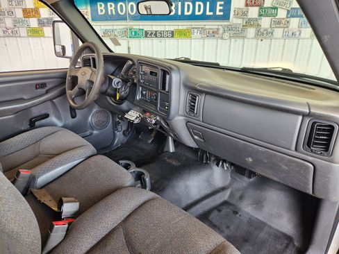 Used 2004 Chevrolet Silverado 2500 W/T image 2